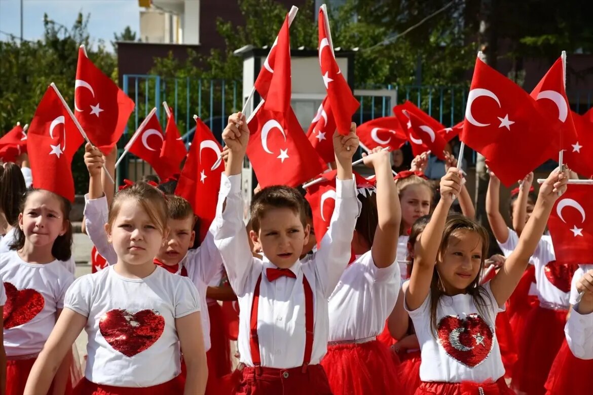 ak-partiden-gazzedeki-cocuklar-icin-bos-siralar-aktifligi-SWJGscT8.jpg