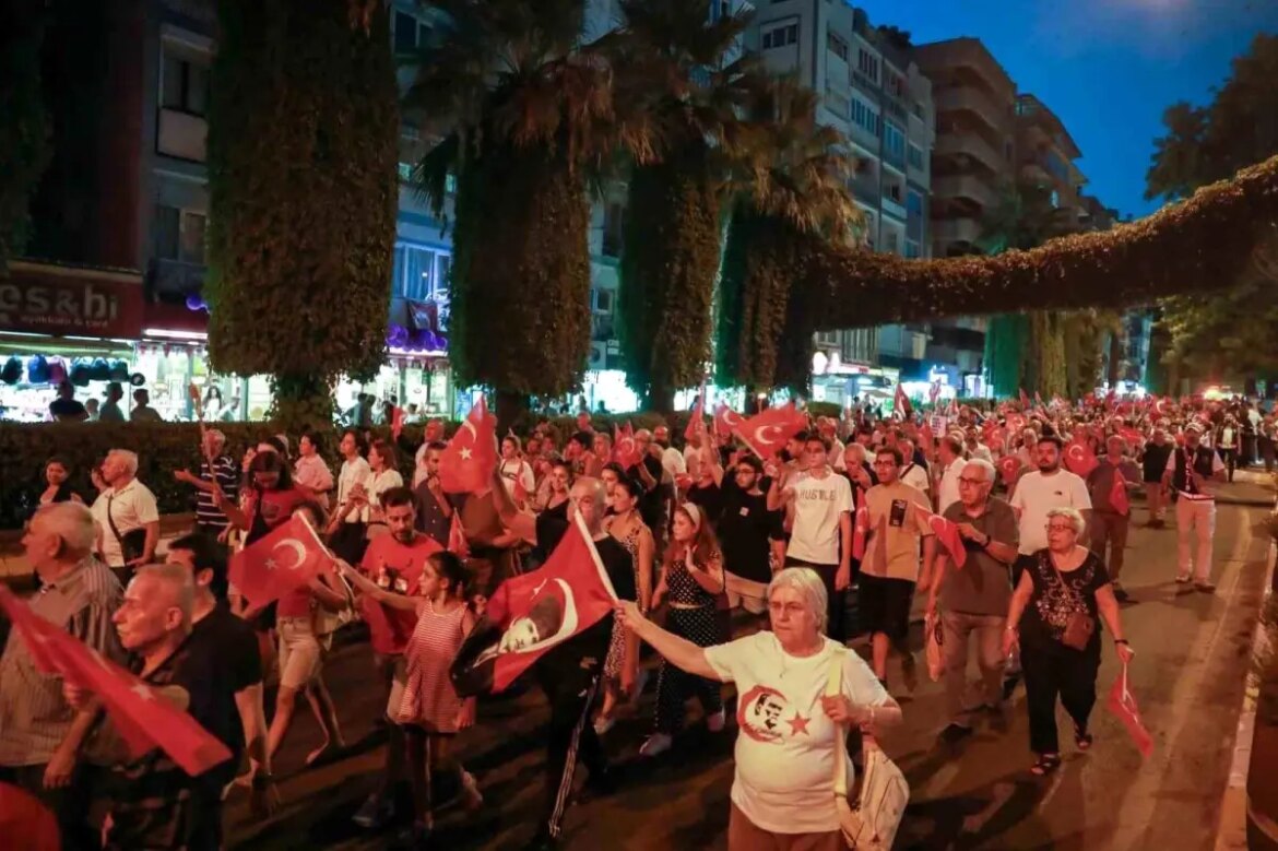 aydinin-kurtulusu-icin-fener-alayi-coskusu-dRTGa8l8.jpg