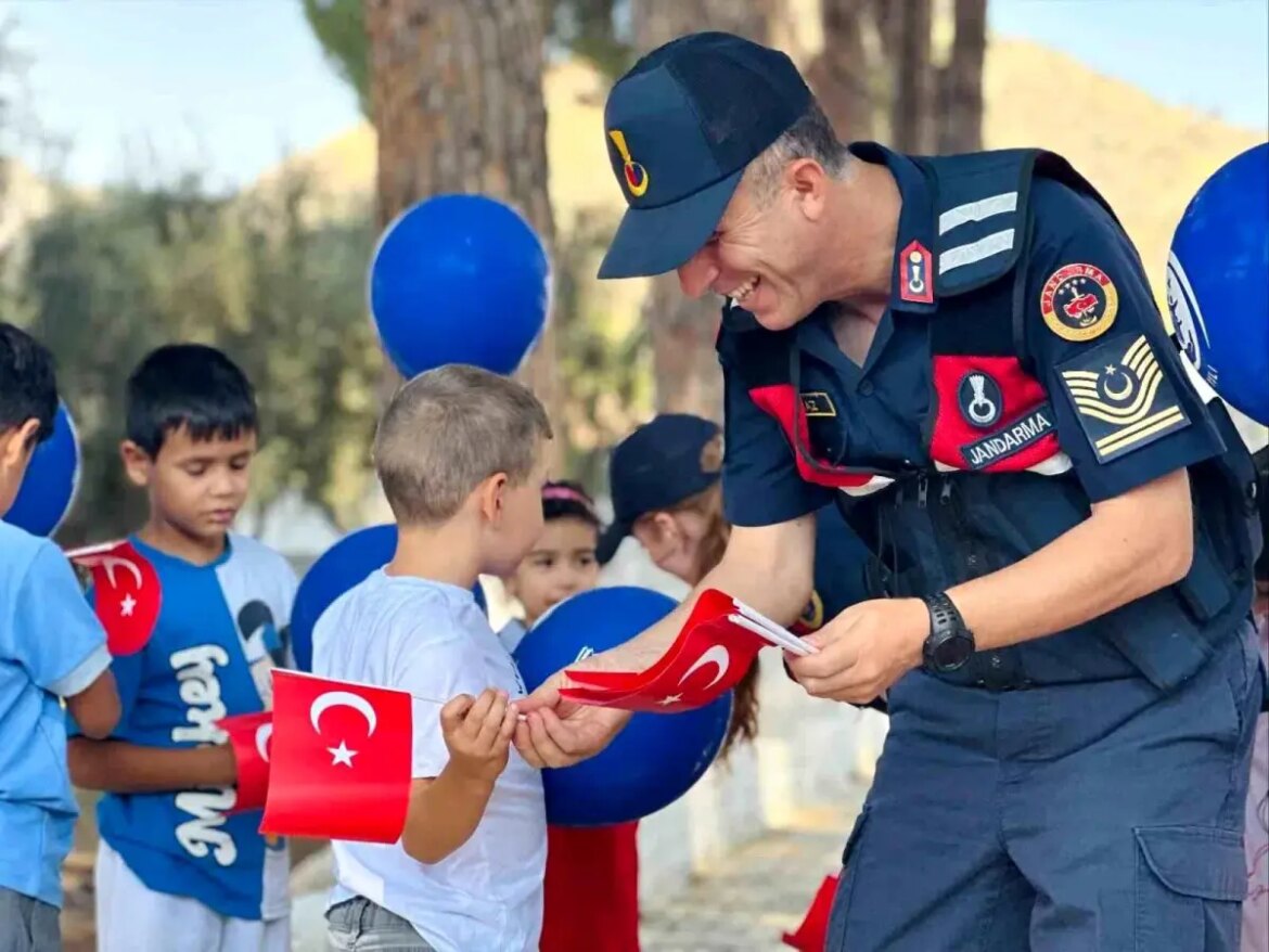 jandarma-ogrencilere-bayrak-ve-ikramlarla-ziyarette-bulundu-6cG2E8ID.jpg